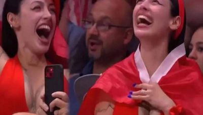 Σάλος στην Τουρκία για πλάνο με το βαθύ ντεκολτέ φιλάθλου σε αγώνα βόλεϊ