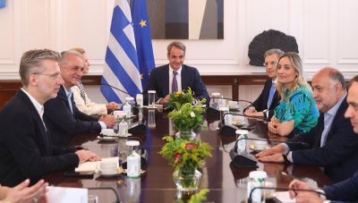 Συνάντηση Μητσοτάκη με τους νέους ευρωβουλευτές της ΝΔ στο Μέγαρο Μαξίμου