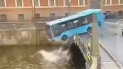 Θρίλερ στην Αγία Πετρούπολη: Λεωφορείο με 20 επιβάτες «βούτηξε» σε ποτάμι (ΒΙΝΤΕΟ)