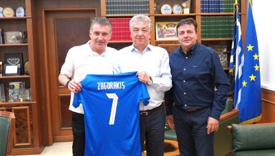 Ο Θοδωρής Ζαγοράκης επισκέφθηκε τον Περιφερειάρχη Κρήτης με δώρο τη φανέλα με το ν.7