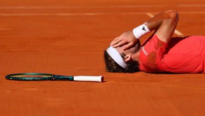 Ο Στέφανος Τσιτσιπάς έσπασε τη ρακέτα του μετά από χαμένο γκέιμ στο Rome Masters