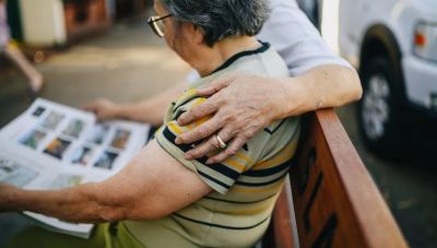 Νόσος Αλτσχάιμερ: H αλλαγή στην ομιλία που μαρτυρά τη φθορά του νου