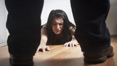 Ενδοοικογενειακή βία: Σοκάρουν οι αριθμοί των περιστατικών – Συλλήψεις σε μία εβδομάδα και στην Κρήτη