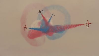 Red Arrows: Εντυπωσιακή η αεροπορική επίδειξη του ακροβατικού σμήνους της RAF στην Αθήνα