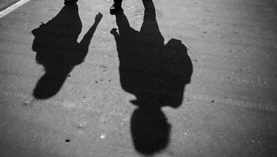 Καταγγελίες μανάδων για τους «νταήδες» – «Έσβησαν τσιγάρο στον γιο μου, παραβιάζουν τα περιοριστικά μέτρα»