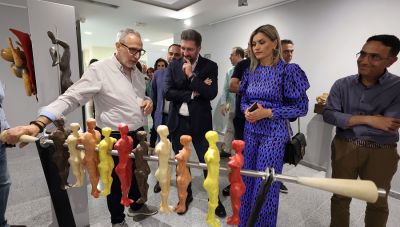 Δημοτική Πινακοθήκη Μαλεβιζίου: Εγκαινιάστηκε η έκθεση «Ιδανικές Φωνές» με έργα του Κώστα Παγωμένου 