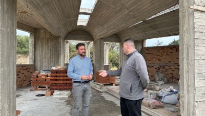 Στο Αμμούδι ο Δήμαρχος Μαλεβιζίου Μεν. Μποκέας – Προχωρούν οι εργασίες κατασκευής της αίθουσας πολλαπλών χρήσεων