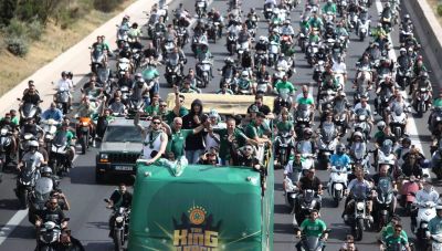 Παναθηναϊκός: «Βούλιαξε» το αεροδρόμιο στην υποδοχή των πρωταθλητών Ευρώπης – Ανθρώπινο ποτάμι συνόδευε το πούλμαν