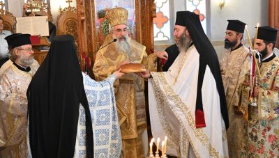 Τιμήθηκε η Μεσοπεντηκοστή στην Παναγία Καμαριανή όπου χοροστάτησε ο Αρχιεπίσκοπος Κρήτης (φωτο)