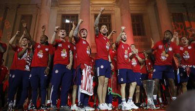 Ανέβηκε στον Όλυμπο με Ελ Κααμπί και... Μεντιλόπουλο: Ο ευρωπαϊκός Τύπος υποκλίνεται στον Ολυμπιακό