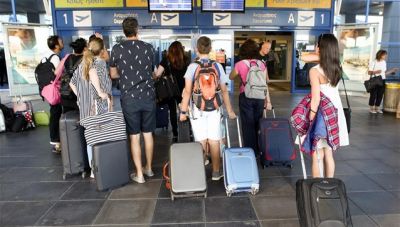 Η Ελλάδα αποκτά μια σταθερή βάση τουριστικών ροών στα επίπεδα των 30 εκ. αφίξεων