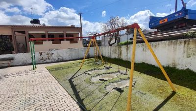 Σκουριασμένες και ετοιμόρροπες «παγίδες» στην παιδική χαρά του Πατσιδέρου (Φωτο + Βίντεο)