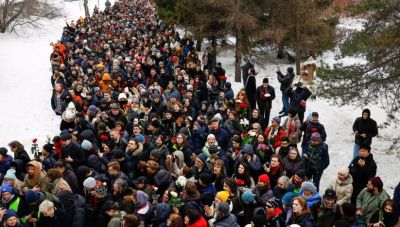 Αλεξέι Ναβάλνι: Χιλιάδες κόσμου στην κηδεία του που μετατράπηκε σε ποτάμι οργής κατά του Πούτιν