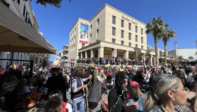 «Καστρινό Καρναβάλι»: Κέφι και χαρά στην παρέλαση - Την έναρξη έκανε ο δήμαρχος Ηρακλείου με μια τεράστια μάσκα (ΦΩΤΟ)