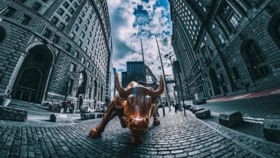 Ράλι των τιμών με οικονομική ανάπτυξη κάτω του μέσου όρου