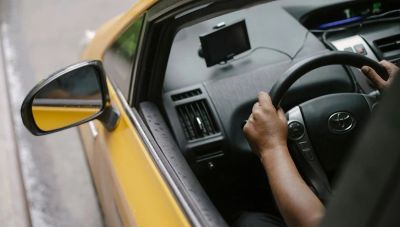 Κρήτη: Είναι 97 χρόνων και κρατάει ακόμη τιμόνι – Ο συγκινητικός λόγος που το κάνει αυτό η γηραιότερη οδηγός (βίντεο)