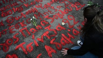 Τέμπη: Παραμένουν γραμμένα τα ονόματα των θυμάτων στο μνημείο του Άγνωστου Στρατιώτη