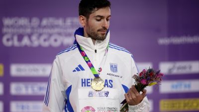 Η απονομή του χρυσού μεταλλίου στον Μίλτο Τεντόγλου (ΦΩΤΟ)