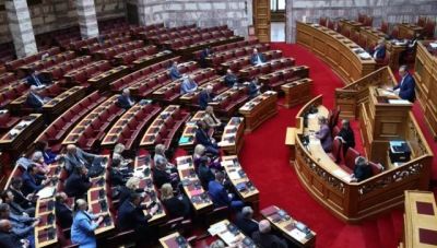 Ντράπηκε και η ντροπή! Άδεια τα έδρανα της Βουλής ενώ μιλούσαν για τα Τέμπη…