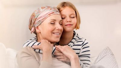 «Η μαμά έχει καρκίνο»: Πώς μιλάμε στα παιδιά για την ασθένεια