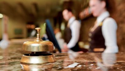 Σε συνθήκες «γαλέρας» πάλι οι εργαζόμενοι στον τουρισμό - Το δεκάωρο χωρίς ρεπό, ο μισθός - «πακέτο» για υπερωρίες και οι εργολάβοι