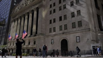 Wall Street: Παύση στην πορεία προς το ρεκόρ με μικρή υποχώρηση