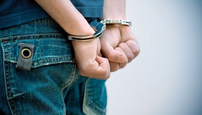 Πέρασαν χειροπέδες σε 13χρονο- Χτύπησε και προσπάθησε να ληστέψει ανήλικο