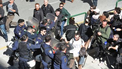 Επεισόδια κατά τη μεταγωγή του Μίχου και των άλλων κατηγορουμένων στο δικαστήριο (φωτο)