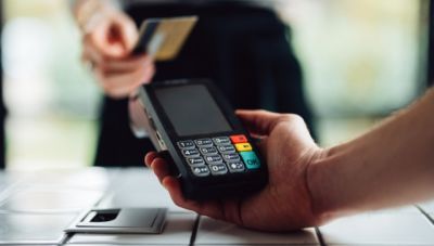 Η ΕΣΕΕ ζητά παράταση στη διασύνδεση POS – ταμειακών μηχανών