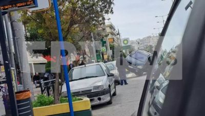 Πρωτοφανές τροχαίο - Διερχόμενο ΙΧ καβάλησε παρκαρισμένα αυτοκίνητα στη λεωφόρο Βεϊκου
