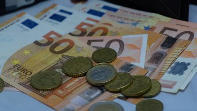 Θέμα newshub.gr: Τι φέρνει η αύξηση του κατώτατου μισθού για εργαζόμενους και επιχειρήσεις - Πως μετρώνται οι τριετίες