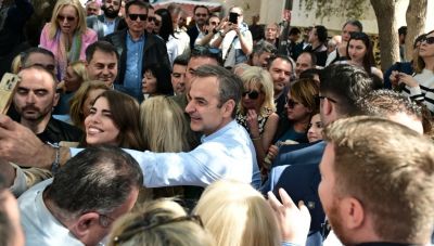 Μητσοτάκης: Οι selfies από το Μοσχάτο -«Γυρίσαμε στη γειτονιά μας, σας ευχαριστώ για τη θερμή υποδοχή»