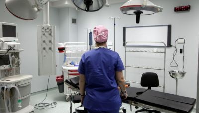 Yπεγράφη η ΚΥΑ για τα απογευματινά χειρουργεία – Τι προβλέπεται για ωράρια και αμοιβές γιατρών