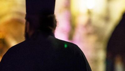 Κρήτη: Χειροπέδες στον ιερέα που προέτρεπε να πυροβολούνται αδέσποτα και φιλόζωοι -  Ζήτησε συγνώμη