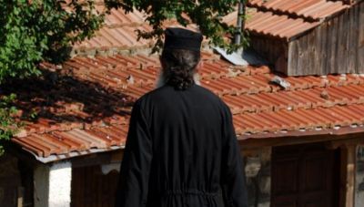 Πειθαρχικός έλεγχος σε ιερέα: Καταγγελίες πως ντυνόταν γυναίκα και έβγαινε έξω