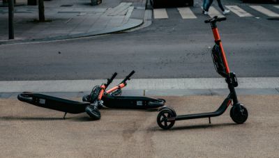 Κοζάνη: Διασωληνωμένος στη ΜΕΘ 17χρονος – Έπεσε από ηλεκτρικό πατίνι