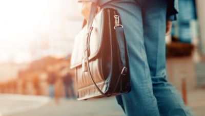 Μειώνονται οι φόροι για τους ελεύθερους επαγγελματίες