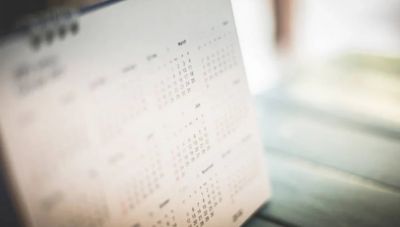 Όλες οι αργίες του 2025 και τα τριήμερα: Πότε πέφτει η Καθαρά Δευτέρα, πότε το Πάσχα