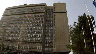 Μέλη του Ρουβίκωνα πέταξαν τρικάκια στο υπ. Προστασίας του Πολίτη-Προσαγωγές