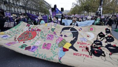 Γαλλία: Χιλιάδες άνθρωποι διαδήλωσαν κατά της βίας σε βάρος των γυναικών