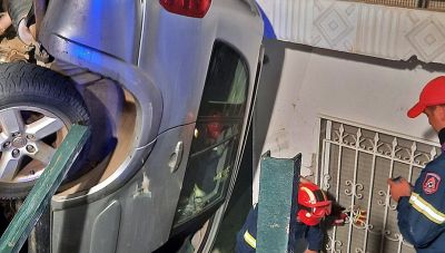 Καβάλα: Αυτοκίνητο… προσγειώθηκε στην είσοδο σπιτιού (Φωτο)