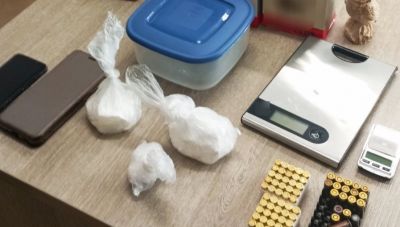 Χερσόνησος: Χειροπέδες σε γιο και μάνα για κοκαΐνη, αρχαιότητες και σφαίρες την ημέρα του γάμου του νεαρού άνδρα