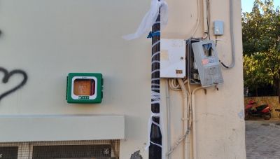 Μαλεβίζι: Στόχος αγνώστων η πλατεία της Αγίας Μαρίνας – Βανδαλισμοί σε απινιδωτή και ρολόι της ΔΕΗ