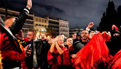 Αδιανόητο! Αλβανοί ύψωσαν σημαίες μπροστά στον άγνωστο στρατιώτη - Τα συνθήματα και οι χοροί