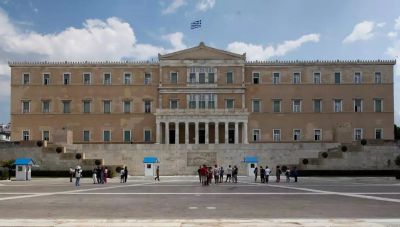 Αστυνομικός της Βουλής συνελήφθη για ενδοοικογενειακή βία – Η σύζυγός του τον κατήγγειλε ότι βίαζε τις 4 κόρες τους
