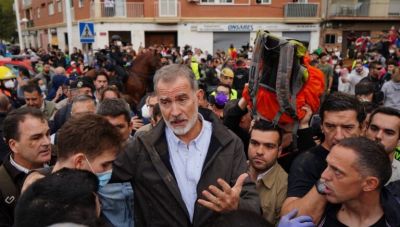 Βαλένθια: Πλημμυροπαθείς πέταξαν λάσπες και αντικείμενα στον Βασιλιά - Φώναζαν «Δολοφόνοι! Δολοφόνοι»