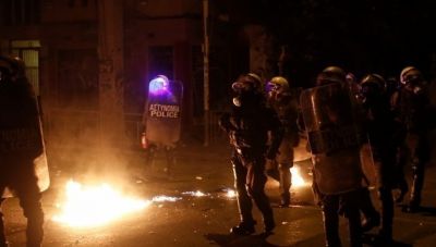 Εξάρχεια: Επίθεση με μολότοφ σε σε διμοιρία των ΜΑΤ - 2 συλλήψεις