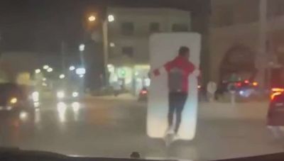Εσείς πώς μεταφέρετε το στρώμα σας, μήπως πάνω  σε... ηλεκτρικό πατίνι; Και όμως συνέβη και αυτό στο Ηράκλειο (βίντεο)