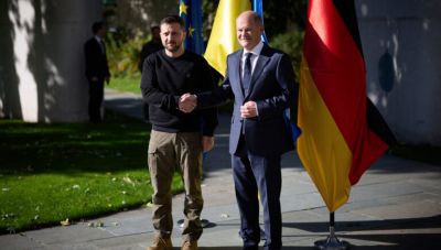 Ο Ζελένσκι στο Βερολίνο παρουσιάζει το «σχέδιο ειρήνης» στο Σολτς
