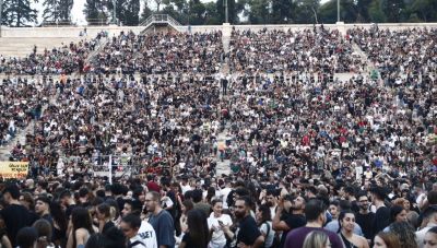 Καλλιμάρμαρο: Ρίγη συγκίνησης στην συναυλία για τα Τέμπη - Χιλιάδες θεατές «τίμησαν» τα 57 θύματα